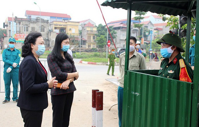 Lãnh đạo Thành ủy Hà Nội kiểm tra tình hình phong tỏa thôn Hạ Lôi, tặng quà 450 hộ dân - Ảnh 1.