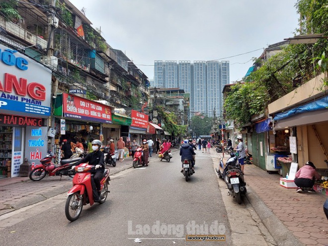 Đáng báo động bởi đường phố đông đúc trong ngày thứ 10 thực hiện cách ly xã hội - Ảnh 13.