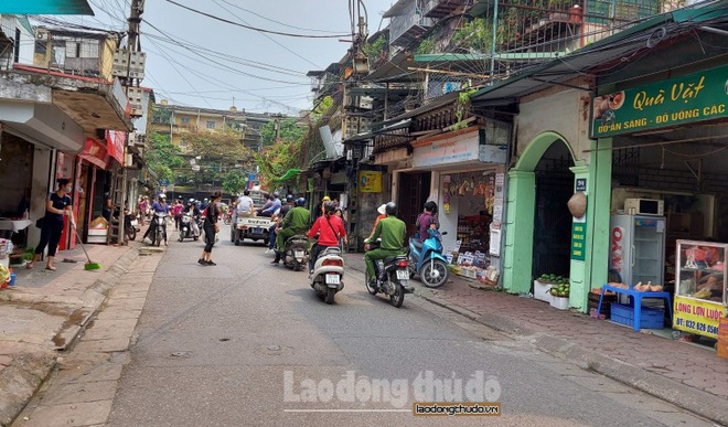 Đáng báo động bởi đường phố đông đúc trong ngày thứ 10 thực hiện cách ly xã hội - Ảnh 14.