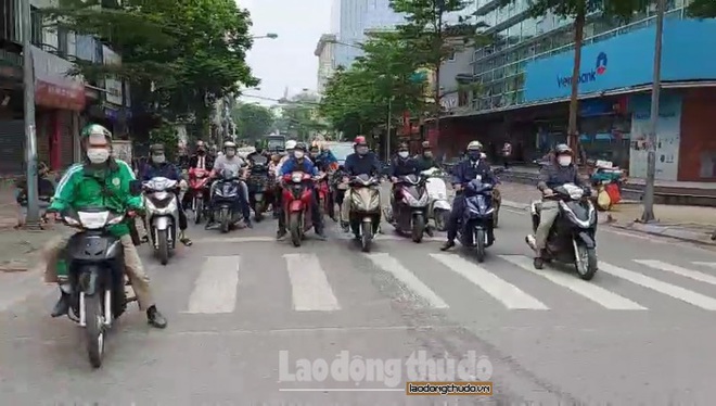 Đáng báo động bởi đường phố đông đúc trong ngày thứ 10 thực hiện cách ly xã hội - Ảnh 6.