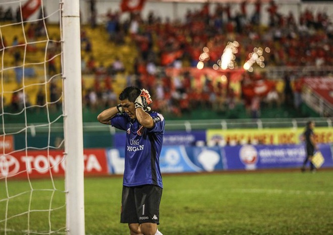 Thủ môn diễn trò hề, V.League thành truyện cười của báo chí thế giới - Ảnh 3.