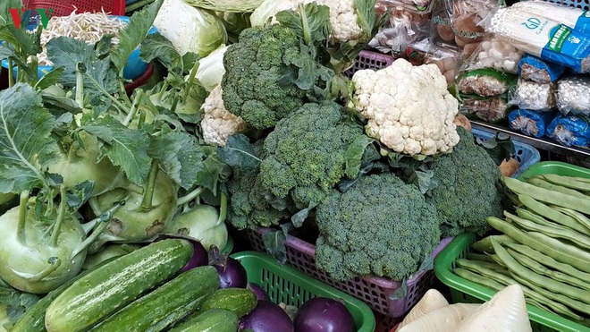 Giá rau xanh ở siêu thị vẫn khiến nhiều người tiêu dùng “lè lưỡi” - Ảnh 1.