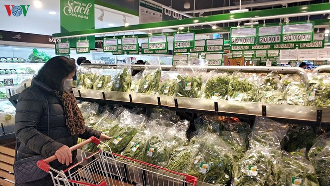 Giá rau xanh ở siêu thị vẫn khiến nhiều người tiêu dùng “lè lưỡi” - Ảnh 2.