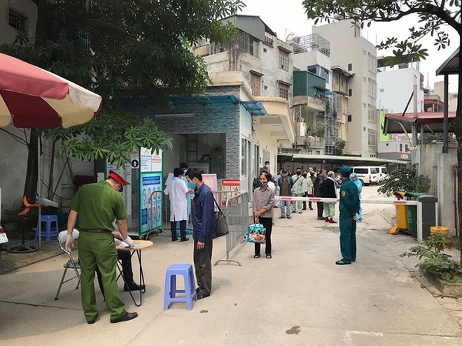 Tổ chức 2 chốt kiểm soát cách ly tại Bệnh viện Thận Hà Nội - Ảnh 1.