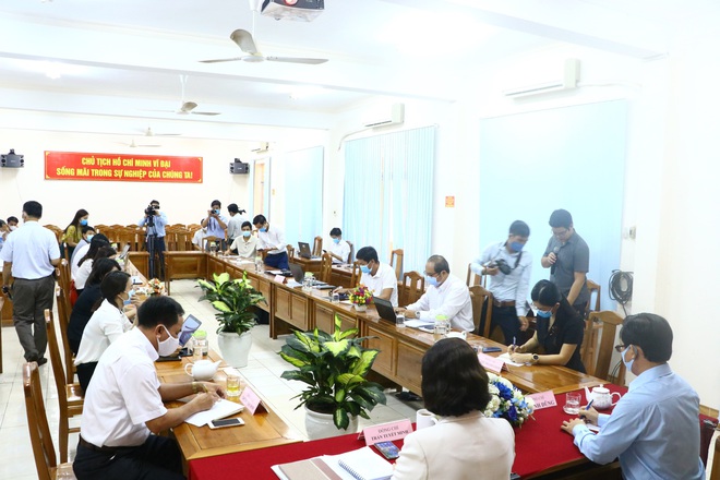 Bình Phước công bố quyết định đình chỉ công tác Phó Chủ tịch HĐND huyện lăng mạ tổ kiểm dịch Covid-19 - Ảnh 1.