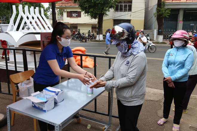 Đắk Lắk lắp đặt ATM gạo nghĩa tình  - Ảnh 1.