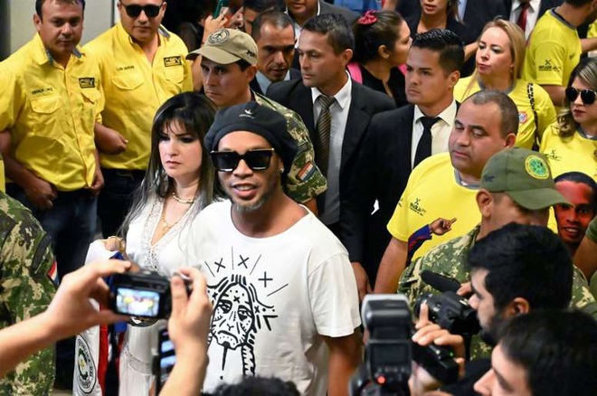 Ronaldinho ngốc lắm, nơi duy nhất cậu ta phạm pháp được là sân bóng - Ảnh 1.