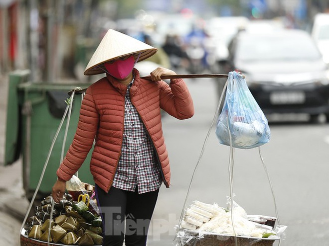 Sáng đầu tuần, người Hà Nội túa ra đường đông bất chấp mưa, rét và lệnh cách ly xã hội - Ảnh 8.