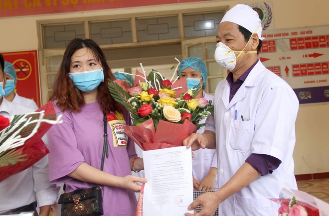 Cô gái nhiễm Covid-19 đầu tiên tại Hà Tĩnh xuất viện, hứa sẽ trở lại làm tình nguyện viên - Ảnh 2.
