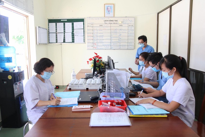 Phó Chủ tịch HĐND huyện chống đối kiểm dịch xin lỗi cử tri và xin từ chức; Bắc Ninh phát hiện 702 người ở các tỉnh, thành có liên quan đến BN làm Samsung - Ảnh 1.