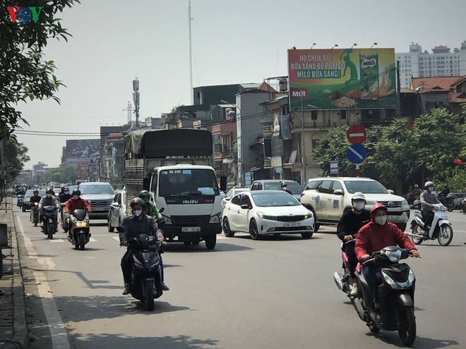 Ngày thứ 14 cách ly xã hội: xe cộ đổ về tại các cửa ngõ ở Hà Nội - Ảnh 4.