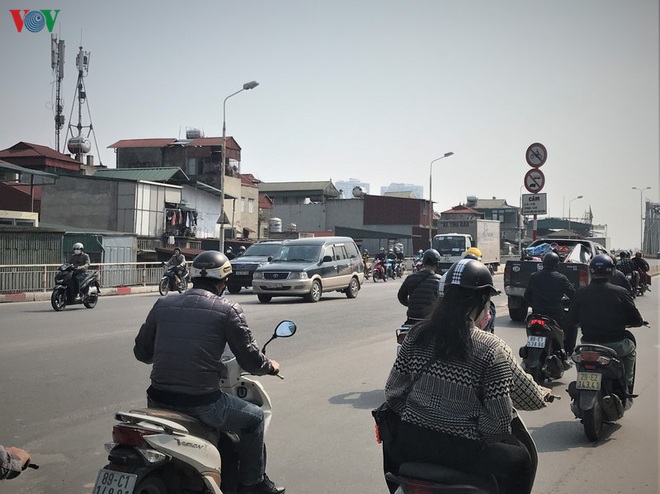 Ngày thứ 14 cách ly xã hội: xe cộ đổ về tại các cửa ngõ ở Hà Nội - Ảnh 6.