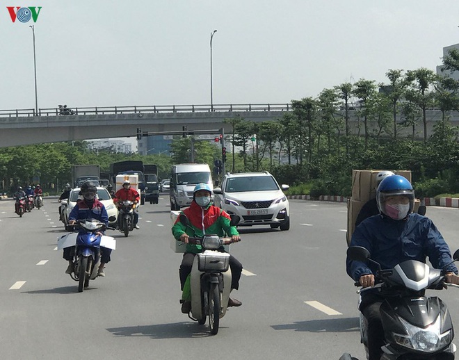 Ngày thứ 14 cách ly xã hội: xe cộ đổ về tại các cửa ngõ ở Hà Nội - Ảnh 7.