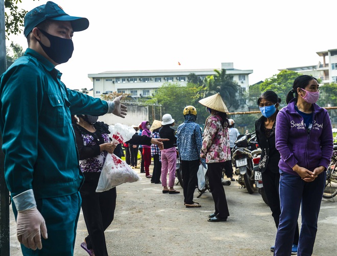 [Ảnh] Người dân xếp hàng kéo dài từ sân vận động đến sân nhà văn hoá ở Hà Nội đợi nhận gạo từ cây ATM gạo miễn phí  - Ảnh 14.