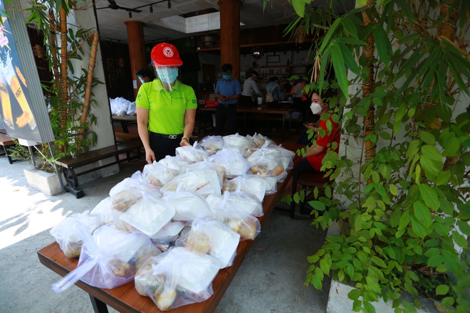 Quán cơm dã chiến ở Sài Gòn phát suất ăn 0 đồng cho người nghèo trong mùa dịch   - Ảnh 2.