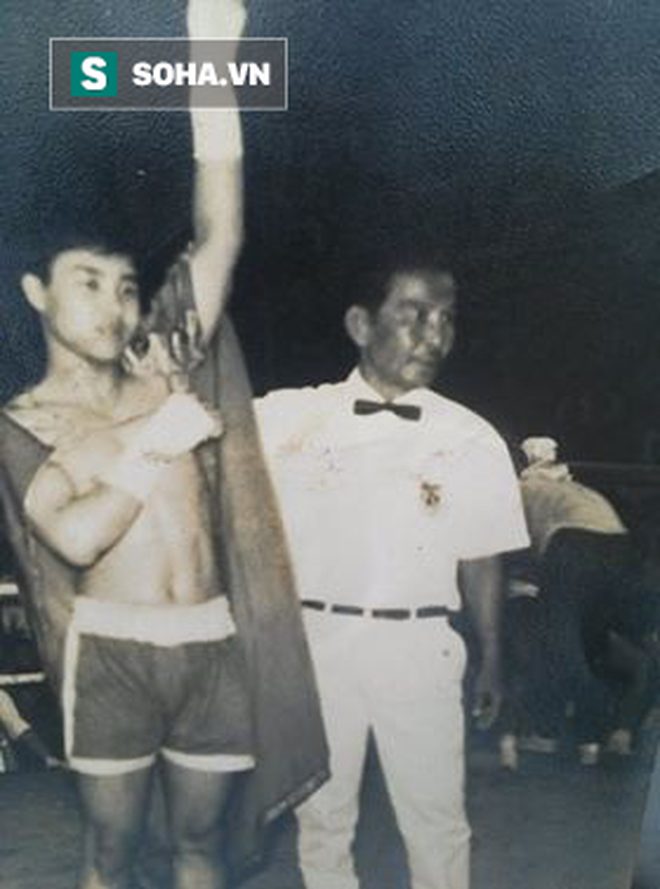 Pha cắn tai đớn hèn và thảm bại ê chề của võ sĩ người Hoa sau màn thách đấu tại Sài Gòn - Ảnh 1.