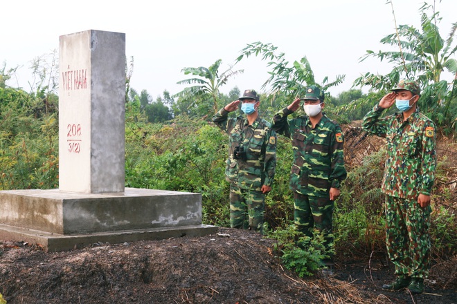 BIÊN CƯƠNG TÂY NAM: Đợi hết dịch, con sẽ về gửi lại trên bàn thờ bố chiếc khăn tang… - Ảnh 7.