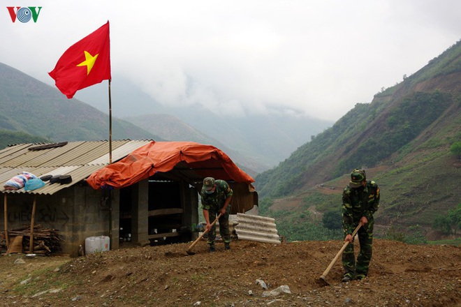 Lính biên phòng “vượt nắng, thắng mưa” ngăn dịch nơi ải Bắc Lai Châu - Ảnh 1.