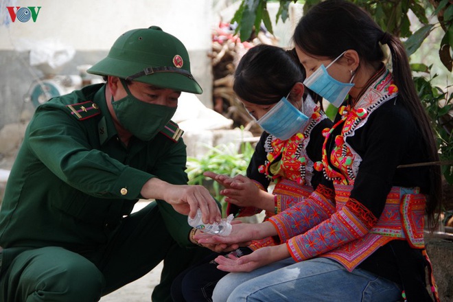 Lính biên phòng “vượt nắng, thắng mưa” ngăn dịch nơi ải Bắc Lai Châu - Ảnh 11.