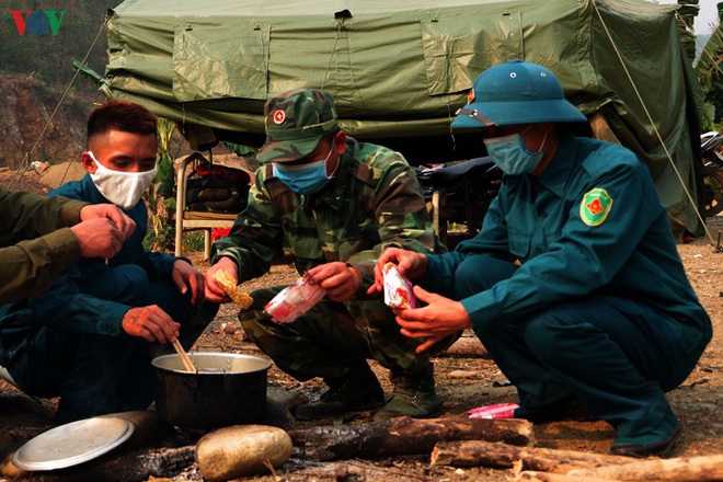 Lính biên phòng “vượt nắng, thắng mưa” ngăn dịch nơi ải Bắc Lai Châu - Ảnh 14.