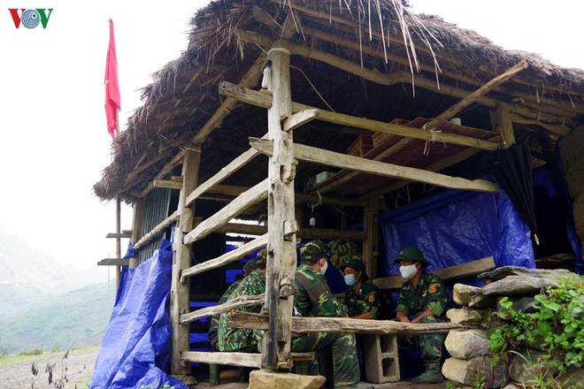 Lính biên phòng “vượt nắng, thắng mưa” ngăn dịch nơi ải Bắc Lai Châu - Ảnh 4.