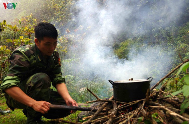 Lính biên phòng “vượt nắng, thắng mưa” ngăn dịch nơi ải Bắc Lai Châu - Ảnh 7.