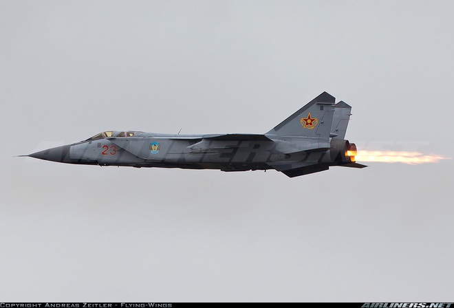 Nóng: Siêu tiêm kích MiG-31 bốc cháy khi đang cất cánh, hai phi công thoát nạn thần kỳ - Ảnh 1.