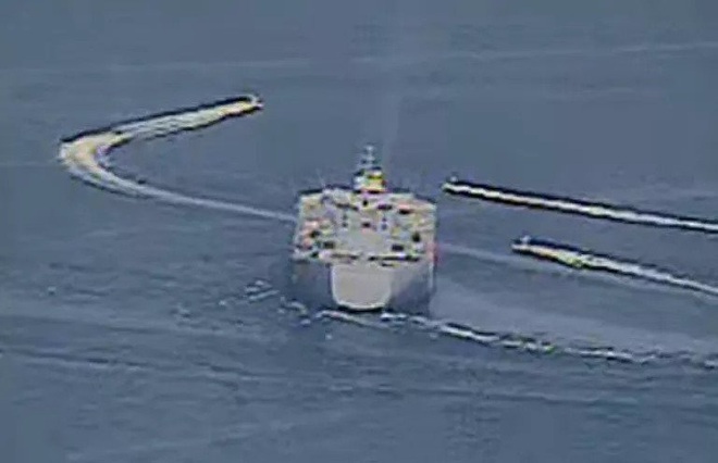 NÓNG: 11 tàu tấn công nhanh Iran bao vây, uy hiếp tàu chiến Mỹ trên vịnh Ba Tư - Ảnh 1.