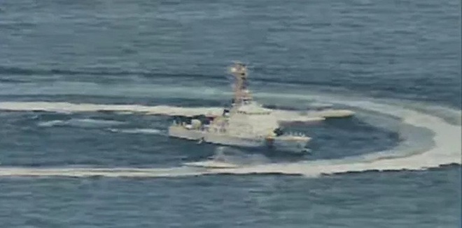 NÓNG: 11 tàu tấn công nhanh Iran bao vây, uy hiếp tàu chiến Mỹ trên vịnh Ba Tư - Ảnh 3.