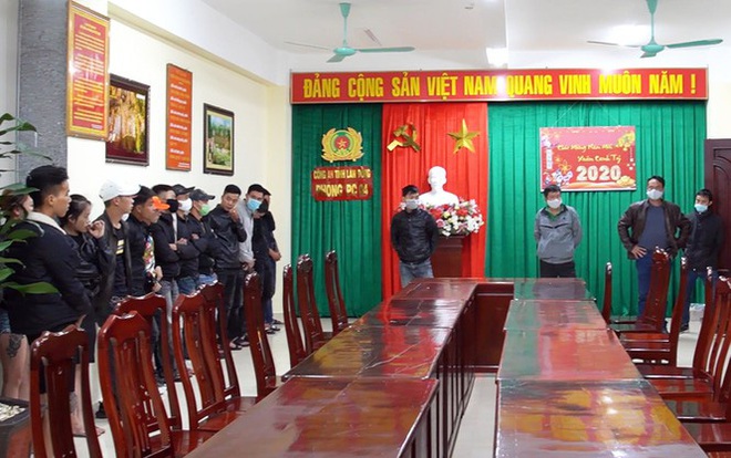 Bắt 30 dân bay lắc tàng trữ ma túy trong quán karaoke - Ảnh 1.