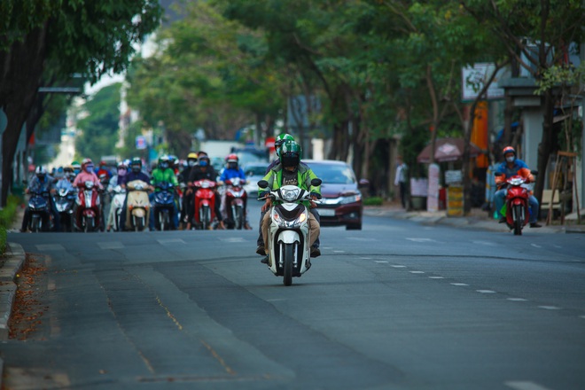 Đường vắng, người dân ở Sài Gòn vô tư vượt đèn đỏ - Ảnh 8.