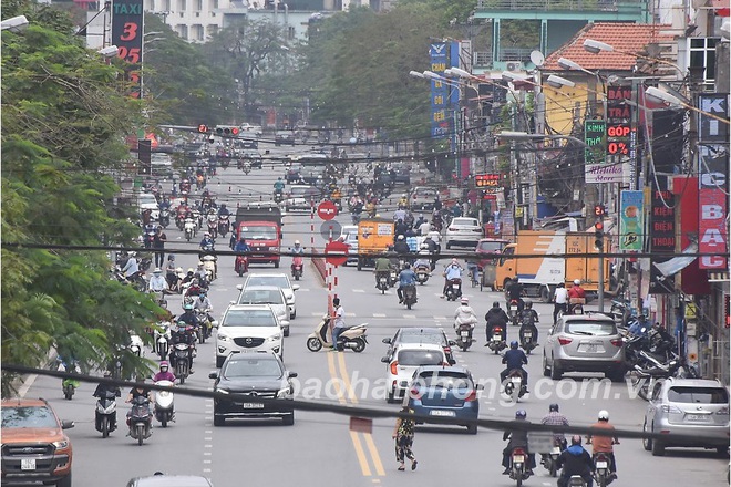 Dịch Covid-19 ngày 17/4: Tròn 24 giờ không ghi nhận ca mắc mới; ngày đầu giai đoạn 2 cách ly, quán nhậu tràn vỉa hè - Ảnh 2.