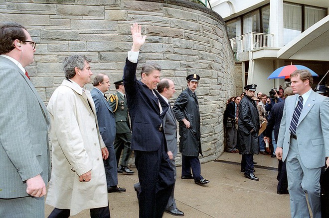 Bị ám sát, Tổng thống Mỹ Reagan được đưa đi cấp cứu và khiến đội ngũ y bác sĩ kinh ngạc trước 1 câu nói - Ảnh 2.
