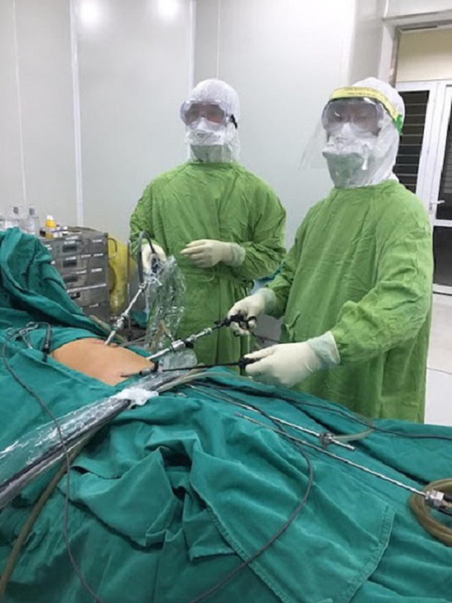 Huyện Mê Linh: Trắng đêm mổ cấp cứu 2 ca bệnh từ tâm dịch Covid-19 ở thôn Hạ Lôi - Ảnh 1.