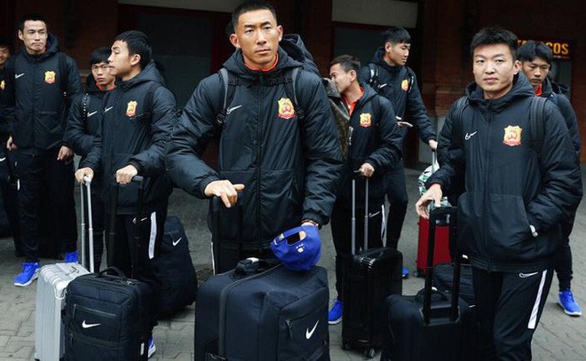 Lang bạt 3 tháng xứ người, đội bóng Vũ Hán cay mắt trở về quê hương - Ảnh 1.