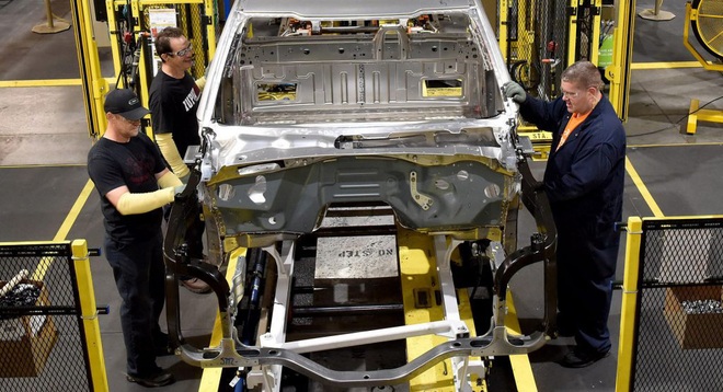 Mở lại nhà máy ô tô thời COVID-19 thế nào: Ford cho mọi công nhân đeo vòng phát hiện người cách xa 2m - Ảnh 1.
