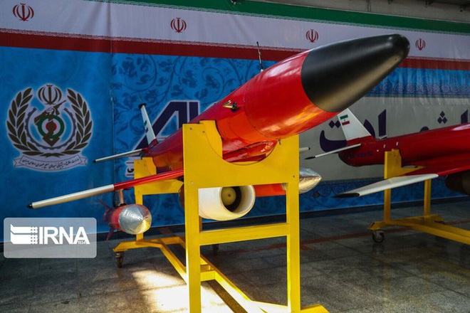 Iran khoe loạt máy bay không người lái trang bị bom và tên lửa - Ảnh 1.