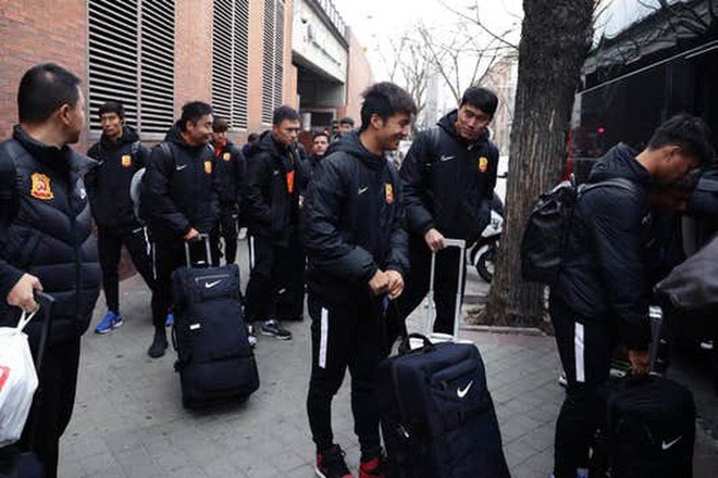 Lang bạt 3 tháng xứ người, đội bóng Vũ Hán cay mắt trở về quê hương - Ảnh 3.