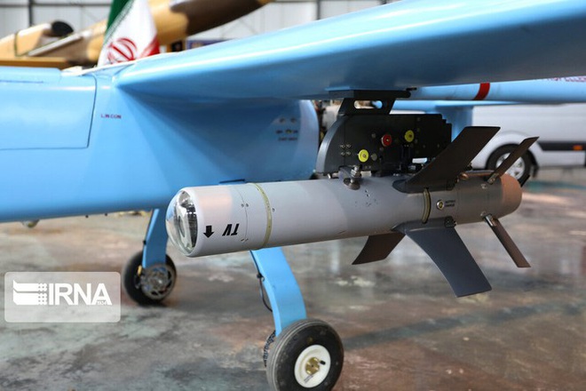Iran khoe loạt máy bay không người lái trang bị bom và tên lửa - Ảnh 4.