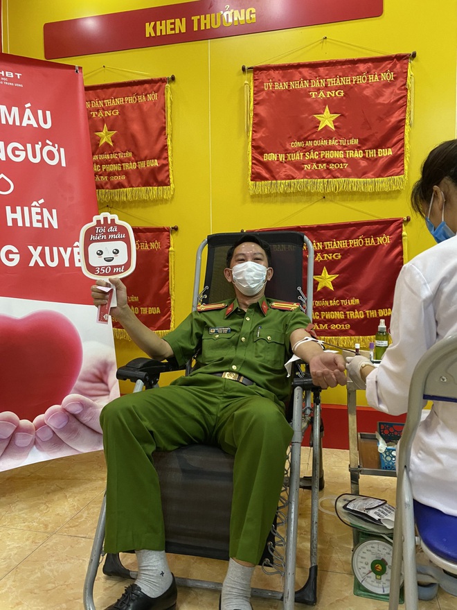 Công an quận Bắc Từ Liêm hiến máu tình nguyện chung tay vì cộng đồng chiến thắng dịch Covid-19 - Ảnh 4.