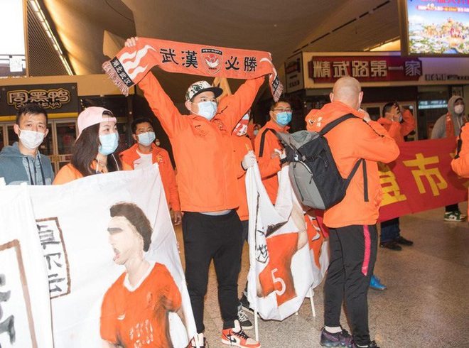 Lang bạt 3 tháng xứ người, đội bóng Vũ Hán cay mắt trở về quê hương - Ảnh 9.
