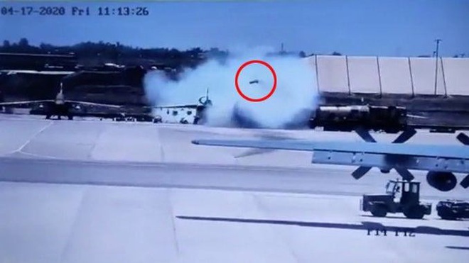Su-25 đậu trên mặt đất bất ngờ phóng tên lửa: Máy bay vận tải C-130H Pháp chết hụt! - Ảnh 1.
