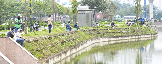 Hàng chục người thả cần câu cá ở Hà Nội trong ngày thứ 2 thực hiện cách ly toàn xã hội  - Ảnh 5.