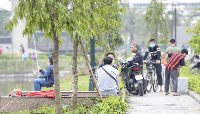 Hàng chục người thả cần câu cá ở Hà Nội trong ngày thứ 2 thực hiện cách ly toàn xã hội  - Ảnh 6.