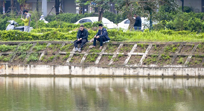 Hàng chục người thả cần câu cá ở Hà Nội trong ngày thứ 2 thực hiện cách ly toàn xã hội  - Ảnh 8.