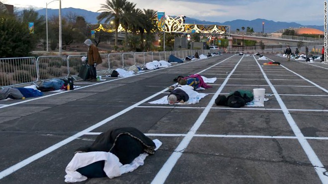 Thành phố Las Vegas chia ô trống cách nhau gần 2m trong bãi đỗ xe cho người vô gia cư ngủ trong mùa dịch Covid-19 - Ảnh 2.
