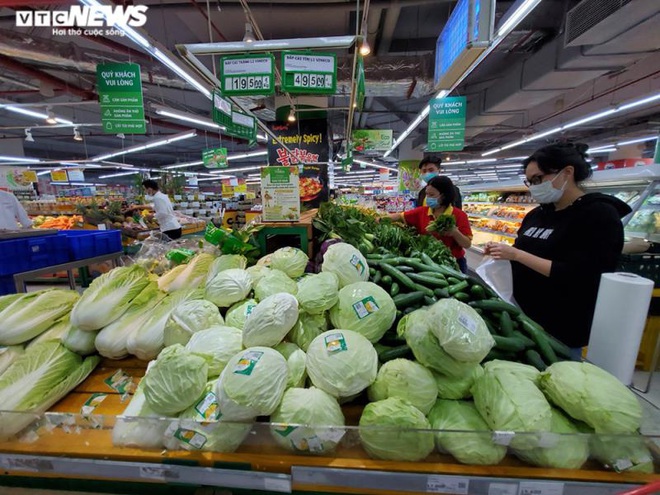 Hà Nội: Chợ vắng, tiểu thương đồng loạt giảm giá đẩy hàng - Ảnh 3.