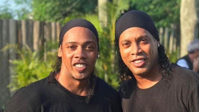 Ronaldinho và những ngôi sao bóng đá có CĐV giống mình như đúc - Ảnh 1.