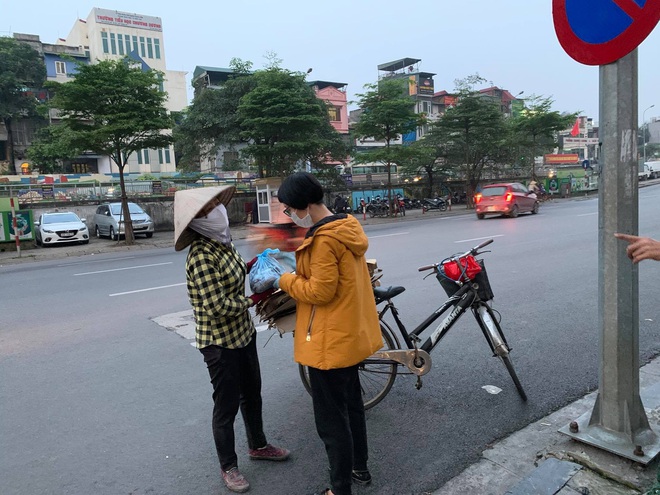 Sự chần chừ và ánh mắt e dè của người đàn ông vô gia cư ở điểm phát quà khiến cô gái xúc động - Ảnh 3.