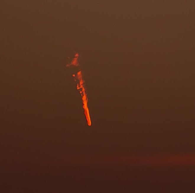 Vật thể lạ cháy rực trên bầu trời nước Anh - Ảnh 2.